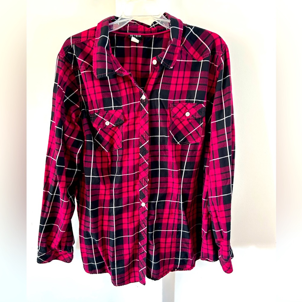 Torrid 3x pink/black button down shirt. Great condition.